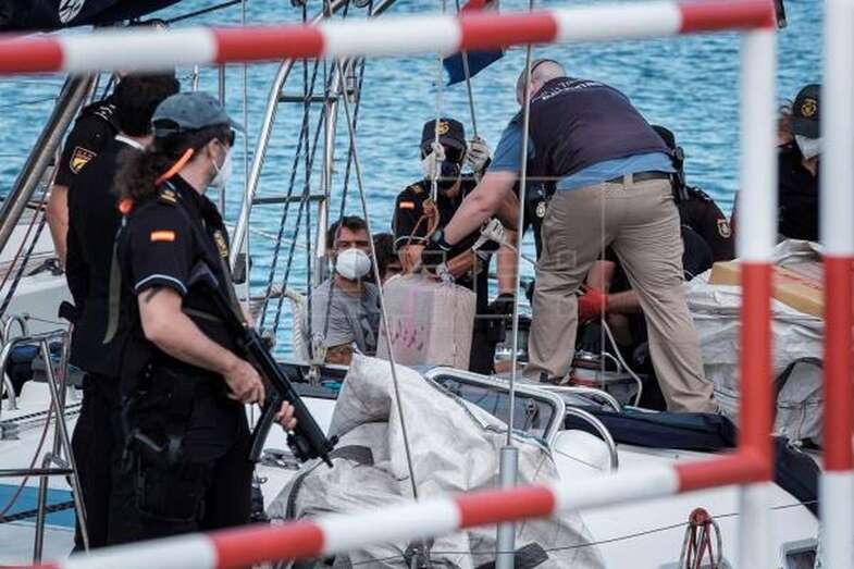Dos de los narcoveleros trasladados hasta la Base Naval de Las Palmas de Gran Canaria (Foto EFE / Ángel Medina G)